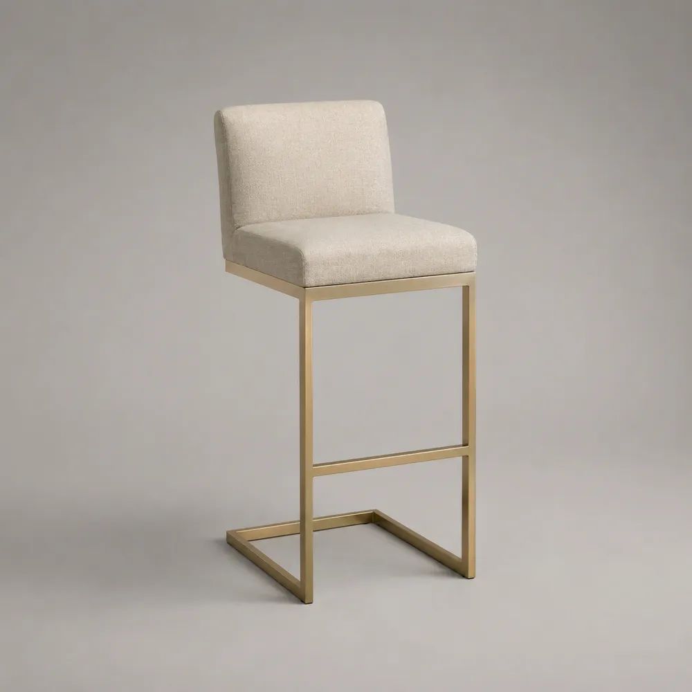 Sgabello da bar imbottito in bouclé beige con schienale e telaio in acciaio dorato, 48 x 52 x 106 cm