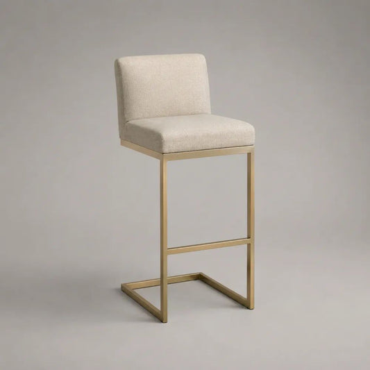 Sgabello da bar imbottito in bouclé beige con schienale e telaio in acciaio dorato, 48 x 52 x 106 cm
